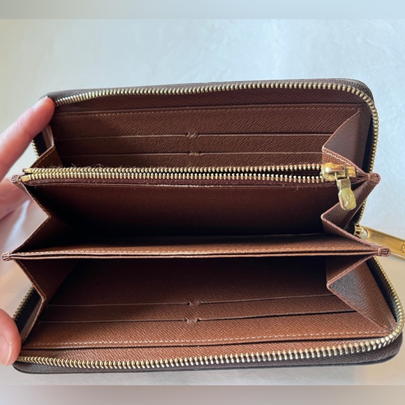Louis Vuitton Monogram Zippy Wallet - Picture 5 of 16